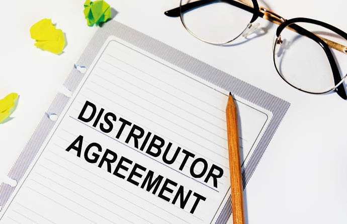 On a sheet from the diary inscription DISTRIBUTOR AGREEMENT, next to it is a pencil, glasses 