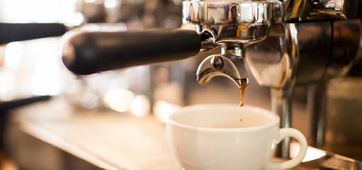 coffee extraction from professional coffee machine with bottomless filter
