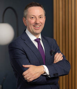 A man wearing a suit and tie. Description generated by AI