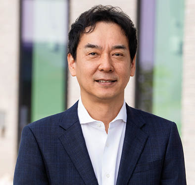 A man wearing a suit and tie. Description generated by AI