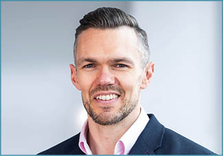 A man wearing a suit and tie. Description generated by AI