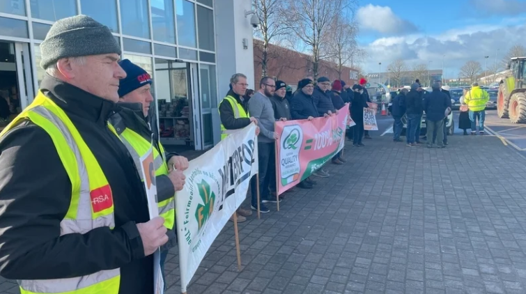 Farmers protest outside Dunnes in Republic over food prices